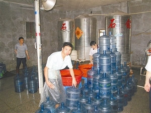 　　工人在生产冒牌假矿泉水。