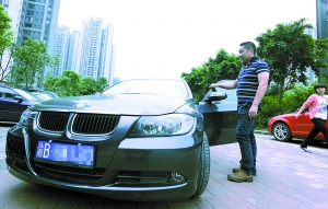 昨日，鲁能星城，宝马哥和他要带着求职的爱车。重庆晨报记者 杨新宇 摄 