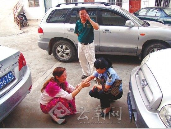 　　落网的犯罪嫌疑人面对民警放声大哭