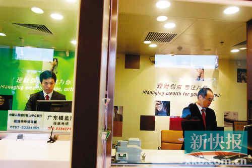 　　■高端理财产品门槛高，普通市民只能望“槛”兴叹。