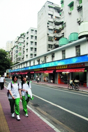 　　不少位于名校路段的放盘物业是大龄楼梯楼。（资料图片）