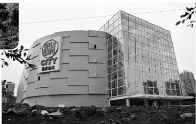 2012年5月11日，重庆市，在建中的SM广场。这是菲律宾首富施至成在重庆市投资6亿人民币、圈地100余亩的首个项目，将于2012年下半年开业。近日，中菲双方因黄岩岛主权问题，两国局势变得尤为紧张，但菲商对中国投资热情不减。 CFP❘图