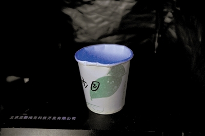 4 2号纸杯杯口在紫外灯下发出紫光。