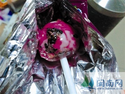 　消费者数了一下，上面裹了5只蟑螂