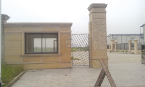 　　地王被围了起来。