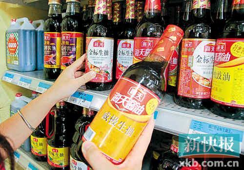 广州市面上销售的海天牌酱油以及威极牌酱油都是由海天生产。新快报记者王飞摄