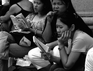　　每到周末，菲佣们便三五成群，一起聚餐、聊天。（资料图）
