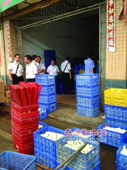 　　执法部门在大岭山信立农批市场查处工业盐腌蛋。