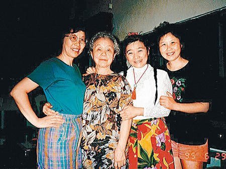 龚如心生前与母亲及两名妹妹感情甚佳。左一为龚中心，右一为龚因心。