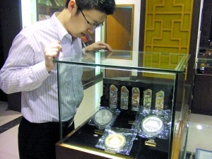 　　广州市民在商场里选购金银币 记者曼妮供图