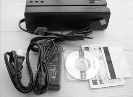 　　卖家向记者展示的盗刷设备