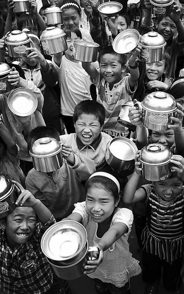 　　2011年9月1日，贵州黔西旧寨小学免费午餐正式开餐。CFP供图