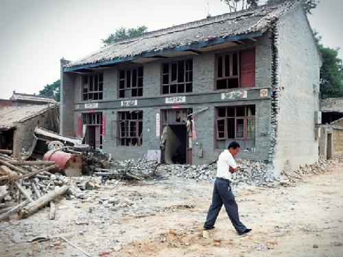 爆炸点附近的民房已成危房