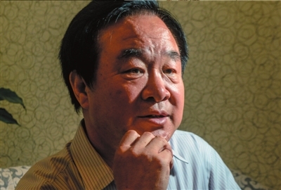 　　<b>焦先生回忆起被冤枉入狱的经历，表情凝重。本报记者蒲东峰摄</b>