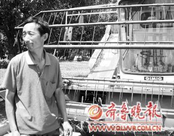 　　新买的收割机，让鲍师傅十分无奈。韩伟杰 摄