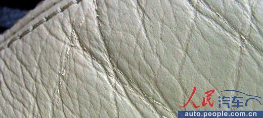 座椅上的划痕及开裂位置