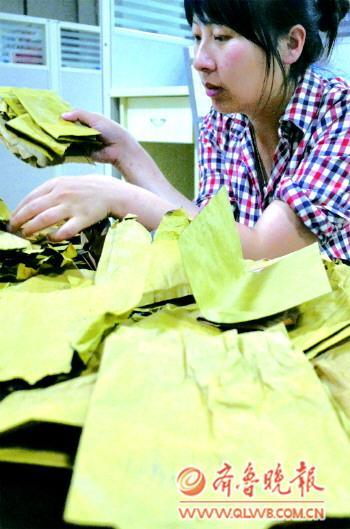 　　本报记者带回来的苹果袋。　赵伟 摄