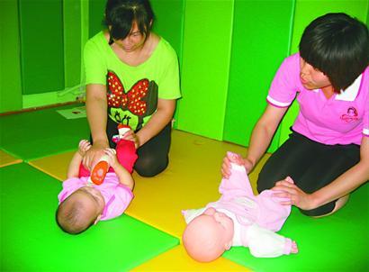润禾的育婴师在指导新妈妈如何从小训练孩子 记者张勇 摄□本报记者 董莉