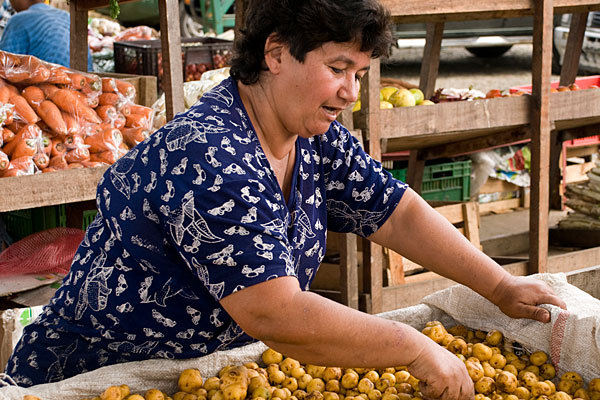 　　图片信息：哥伦比亚妇女正在卖蔬菜。