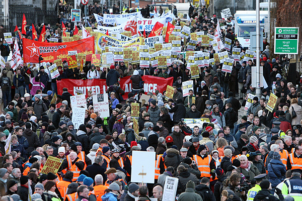 　　图片信息：爱尔兰首都都柏林的工人们抗议裁员。