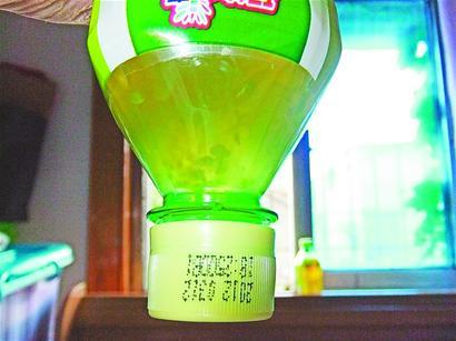 保质期内的未开封康师傅绿茶，液体浑浊、颜色异常并出现明显絮状物。 (本报记者 摄)