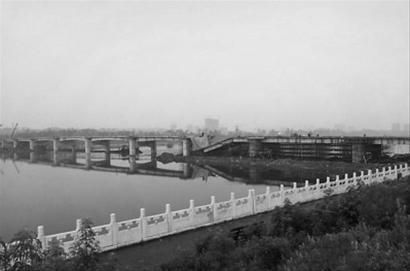 　　抚顺月牙岛西跨河大桥昨晚桥板坍塌。 网友供图 