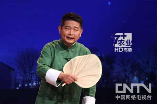 演播室主持人肖东坡手摇蒲扇开讲啦 