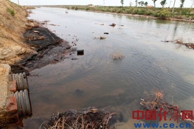 酸性污水排入富康药业厂区外一条名为官庄沟的小河沟。