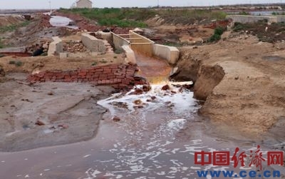 富康药业的厂区内，红黄色的提溴污水PH值达2~3，呈酸性。