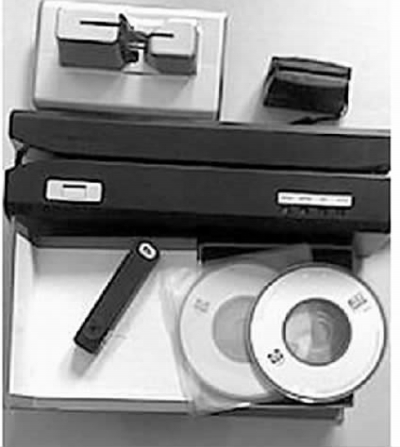   卖家向记者展示的盗刷设备，包括数据盗窃器、密码窃取器、写卡器、软件及破解程序。