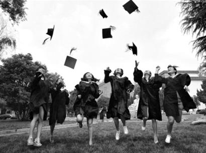 即将离校，大学毕业生都选择在校园内拍摄“个性”毕业照，留下大学最后的美好时光