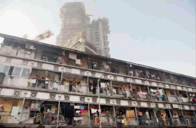 　　■孟买一座在建楼房与传统旧楼形成鲜明对比