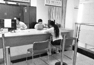 　　灵活就业人员正在海珠区地税局办理社保缴费。