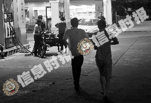 　　昨晚，一名冲刺买车的市民与车行工作人员跑步前往车库看车。