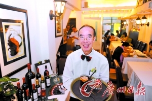 　　银杏馆的服务员多数是退休的长者。