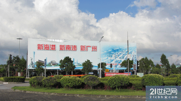 　　上图摄于龙穴岛海港集装箱码头附近