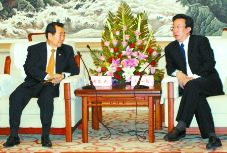 　　正大集团董事长谢国民与省长郭庚茂会谈