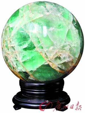 　　在自然光下的蓝色萤石“夜明珠”。