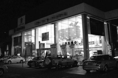 □6月30日晚，广州一家4S店通宵营业接待购车客户。CFP图片