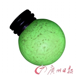 　　黄色萤石“夜明珠”在自然光中的展现状态。