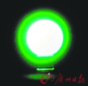 　　在黑暗环境下发光的蓝色萤石“夜明珠”（资料图片）。