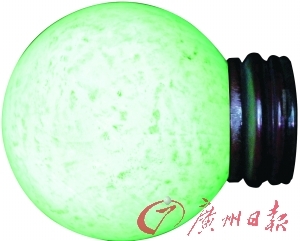 　　黄色萤石“夜明珠”在黑暗环境中的展现状态。