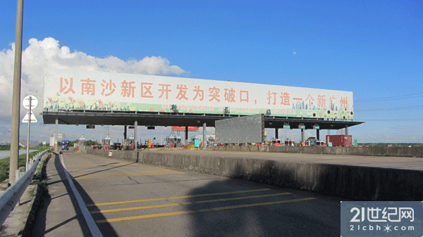 　　上图摄于新龙特大桥桥脚(梁金莺/摄，下同)