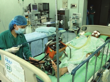 　　躺在手术台上的钟腾瑜。