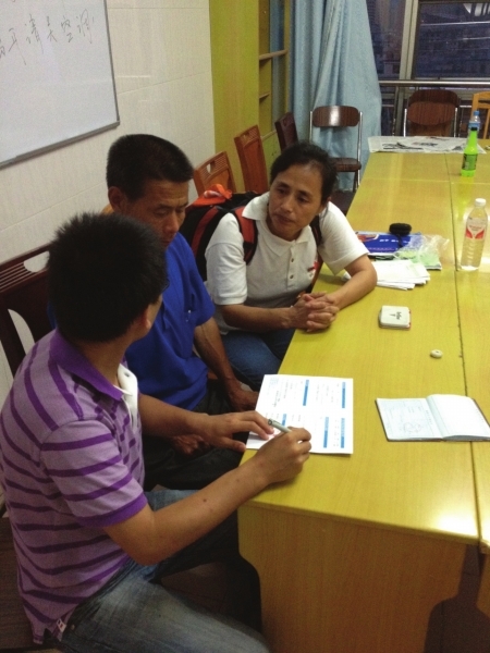 　　高敏正在给捐献者亲属讲解相关规定。