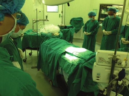 　　医生们向钟腾瑜默哀。