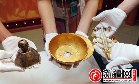 　　4日，在自治区博物馆，工作人员正在整理来自内蒙古博物馆的金器文物。 