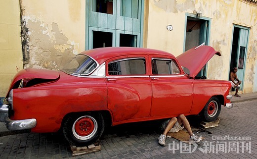 在哈瓦那老城，随处可见破败的建筑和老爷车。