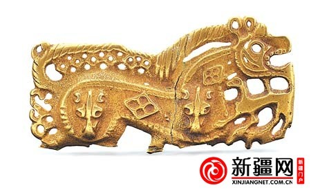 　　虎噬鹿纹金饰牌