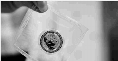 　　天气太热，人们不愿意出门，每天收藏品种的成交量很少，但收藏纪念硬币的价格相对稳定。图为中国银行湖南省分行展示的投资金币。记者 童迪 摄